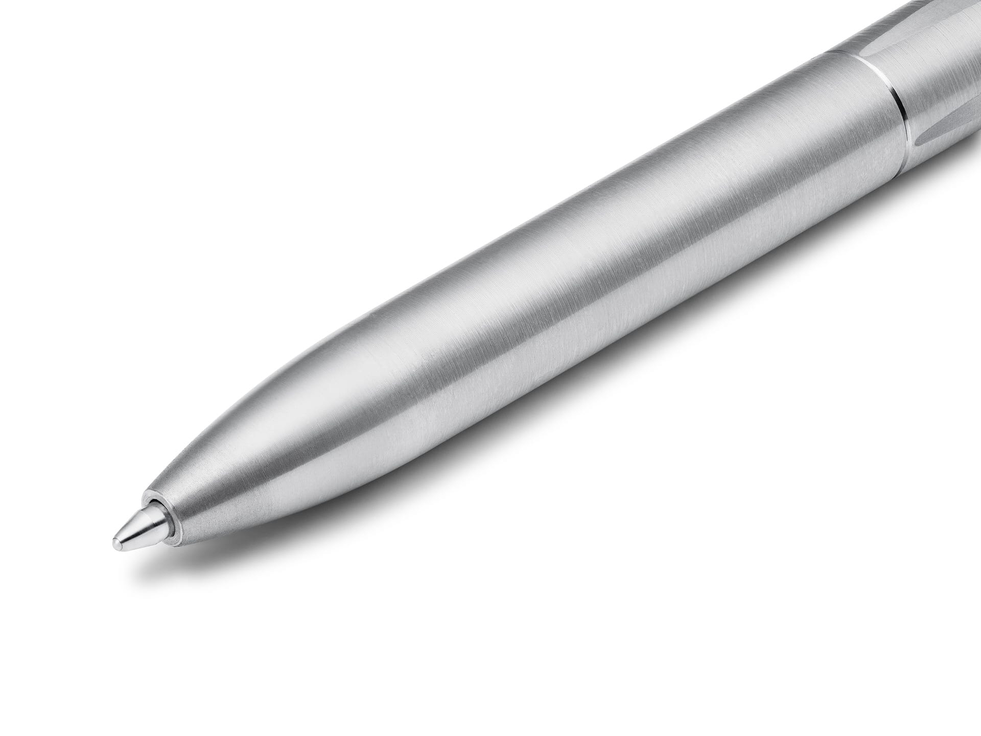 Eine Nahaufnahme eines silbernen Metallkugelschreibers vor einem weißen Hintergrund.