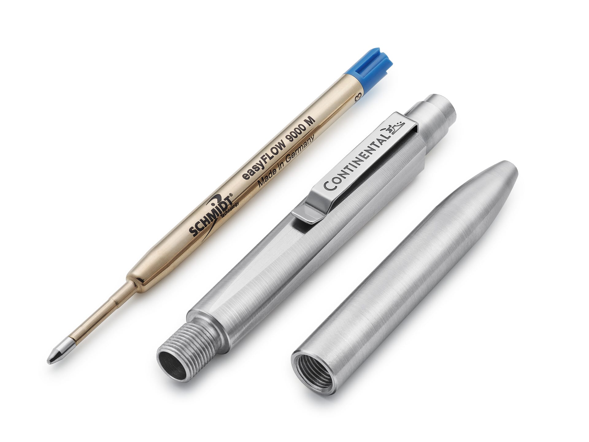Zerlegter Metallkugelschreiber mit drei Teilen: die nachgefüllte Tintenpatrone, der Schaft mit dem angebrachten Clip mit der Aufschrift "CONTINENTAL" und die aufschraubbare Kappe.