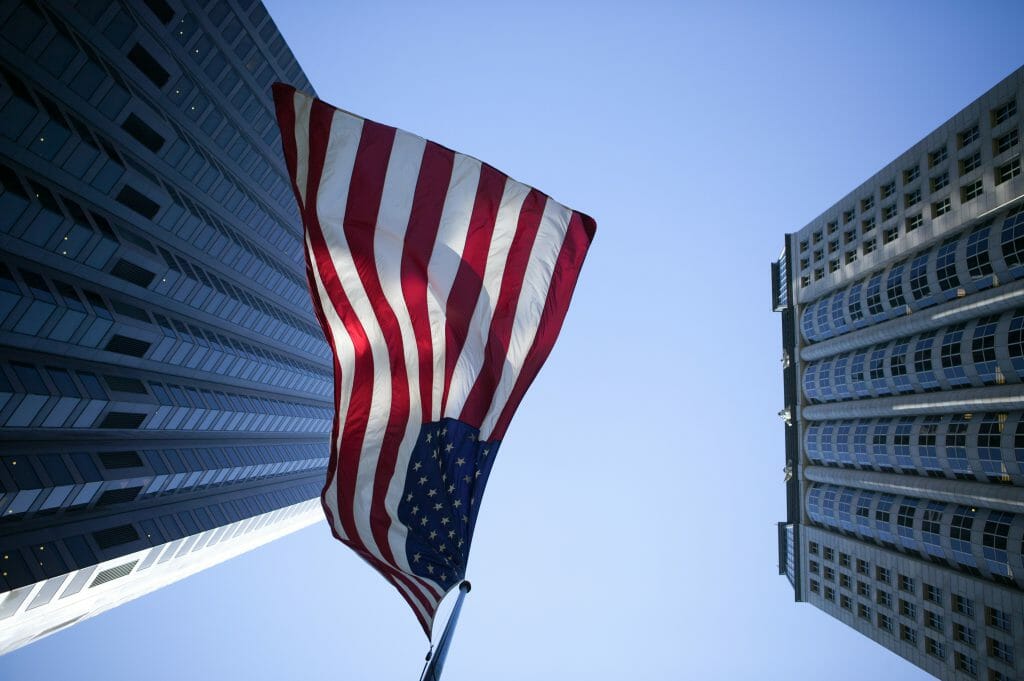 Amerikanische Flagge, hohe Gebäude.